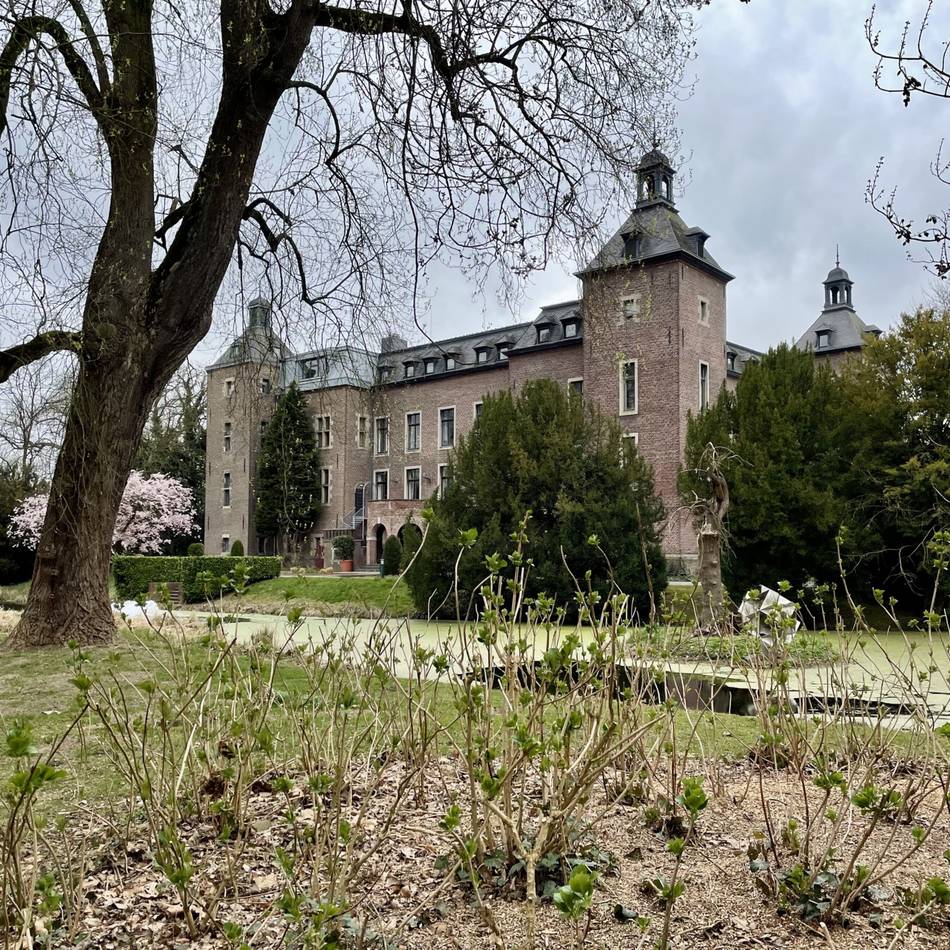 Schauergeschichten und Musik: Stadt Willich plant Geisterführungen durch Schloss Neersen