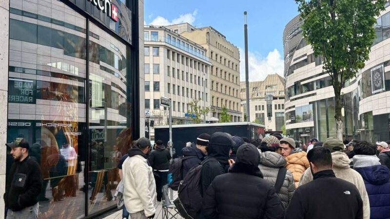 Hype in Düsseldorf: Neue Swatch-Uhr löst Massenansturm aus – Polizeieinsatz inklusive