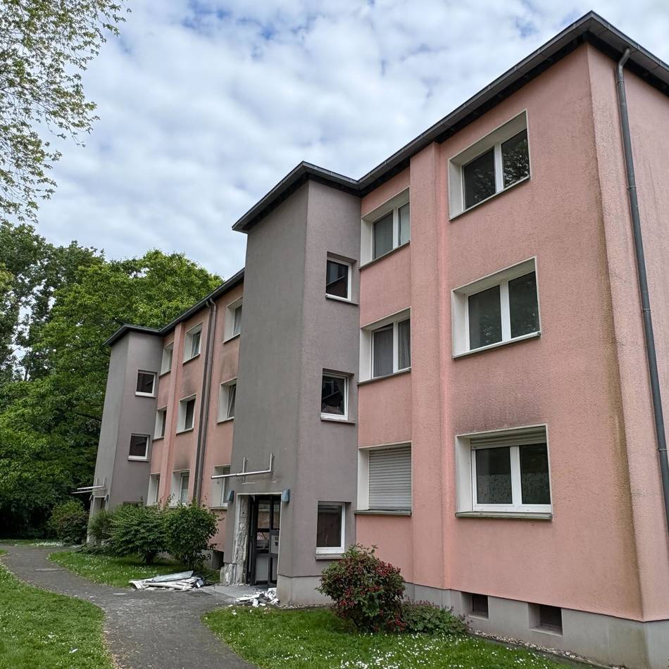 Polizeieinsatz in Düsseldorf: Explosion an Wohnhaus in Eller – Hintergründe unklar