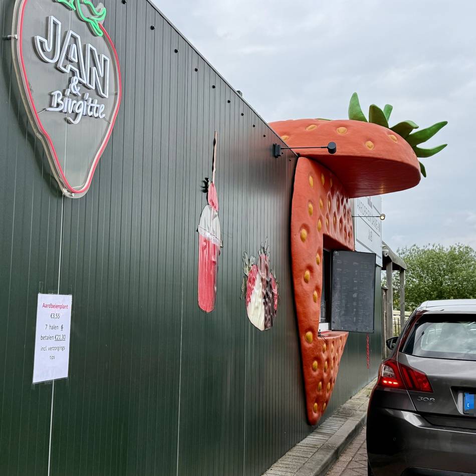 In Uden in den Niederlanden: Im Erdbeer-Drive-in stehen Deutsche Schlange – aus gutem Grund