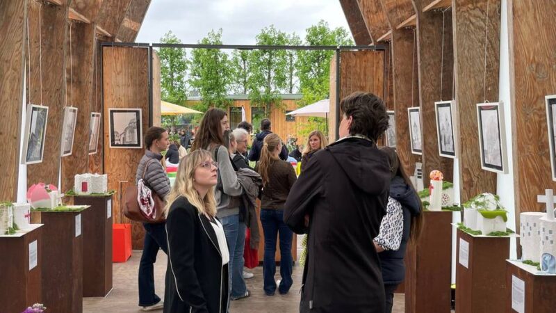 Ausstellung in der Lirchkirche lädt zum Raten ein: Hell und begrünt – Neusser Schülerinnen entwerfen Kirchen der Zukunft