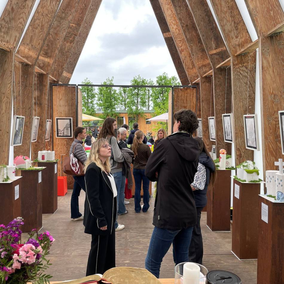 Ausstellung in der Lirchkirche lädt zum Raten ein: Hell und begrünt – Neusser Schülerinnen entwerfen Kirchen der Zukunft