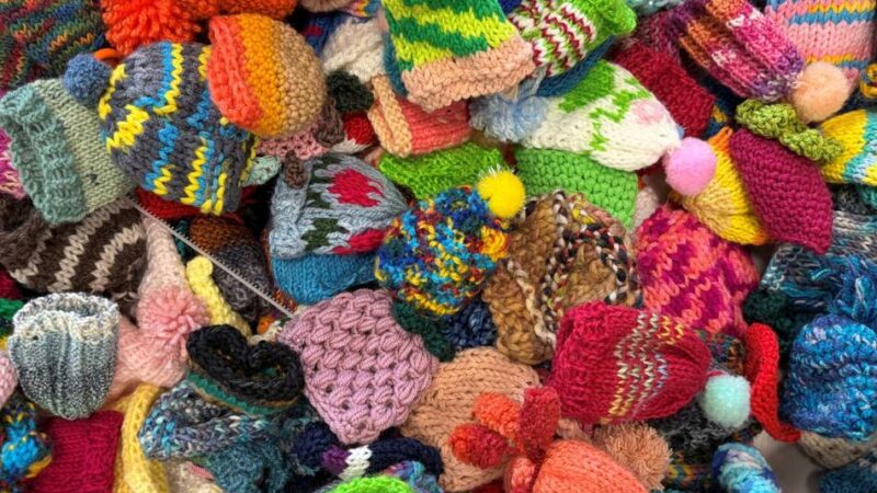 Strickaktion in Neuss: 50.000 kleine Mützchen landen auf Smoothieflaschen