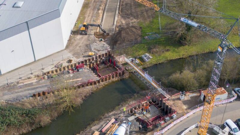Baustelle in Kleve: Neue Radwegbrücke über den Tweestrom wird eingehoben