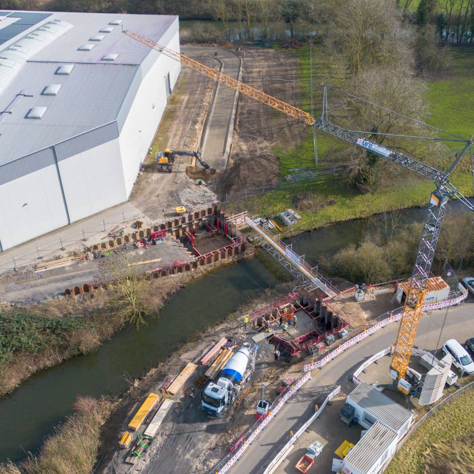 Baustelle in Kleve: Neue Radwegbrücke über den Tweestrom wird eingehoben