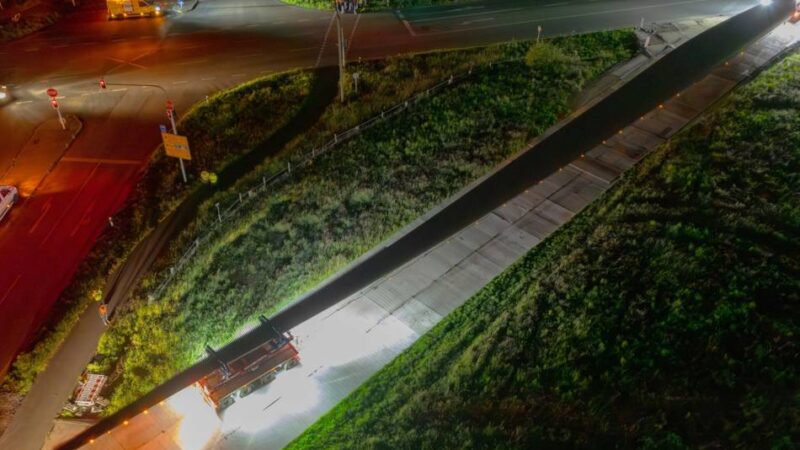 100 Meter langer Schwertransport: Zentimeterarbeit in der Nacht – Rotorblatt erreicht Windpark Alpen-Veen