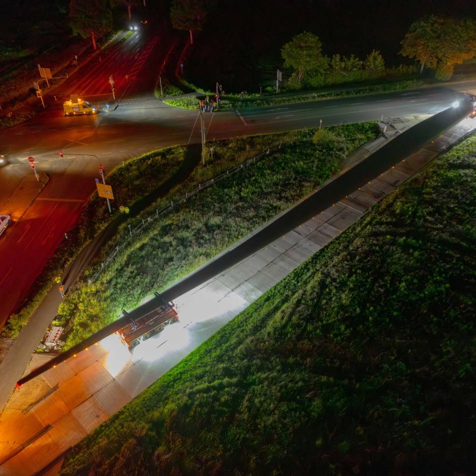 100 Meter langer Schwertransport: Zentimeterarbeit in der Nacht – Rotorblatt erreicht Windpark Alpen-Veen