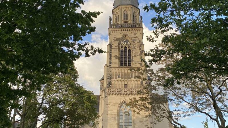Christliches Leben in Mönchengladbach: Gottesdienst auf den Kirchenstufen
