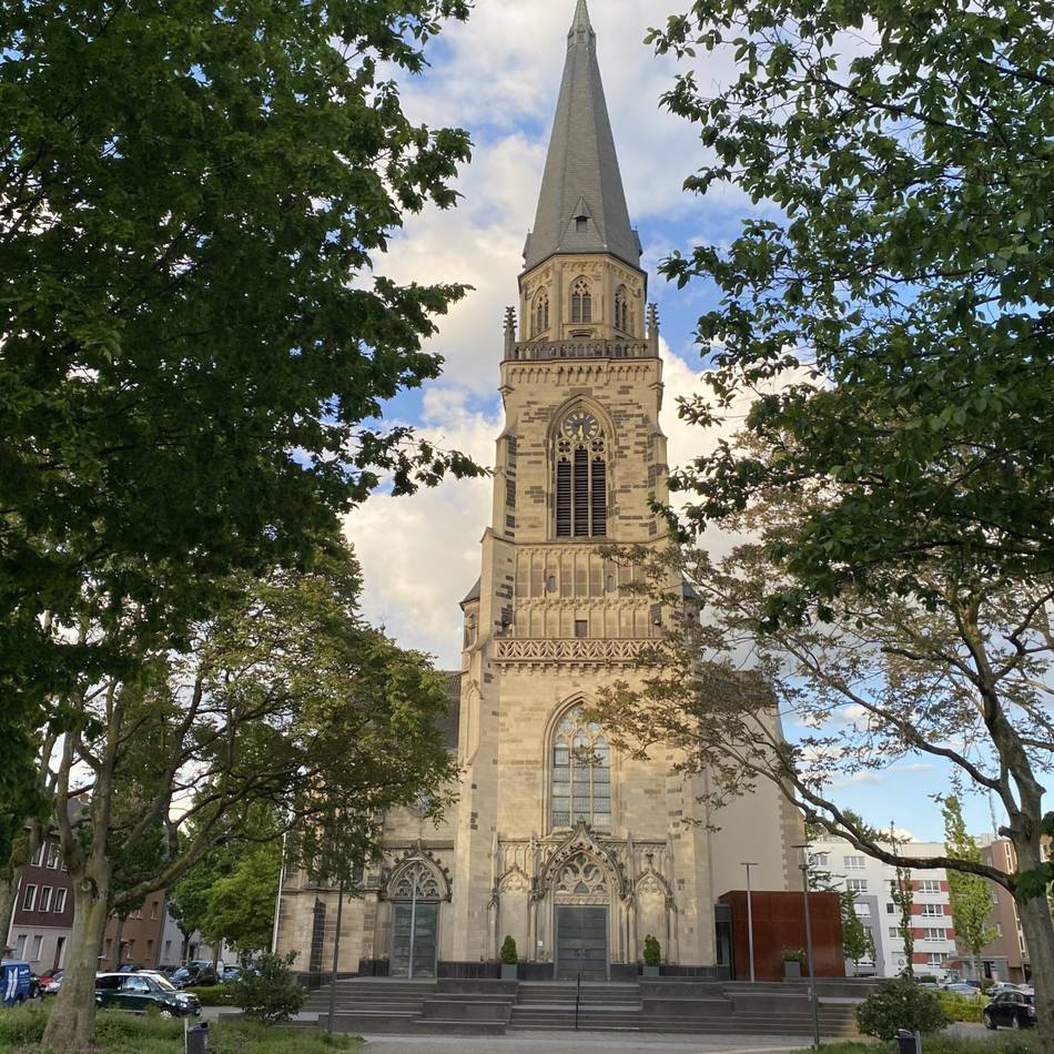 Christliches Leben in Mönchengladbach: Gottesdienst auf den Kirchenstufen