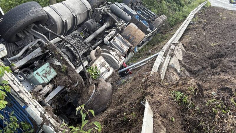 Unfall auf der A 57 bei Moers: Sattelzug durchbricht Leitplanke und stürzt in die Böschung