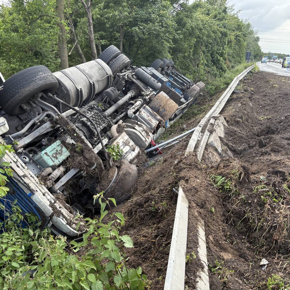 Unfall auf der A 57 bei Moers: Sattelzug durchbricht Leitplanke und stürzt in die Böschung