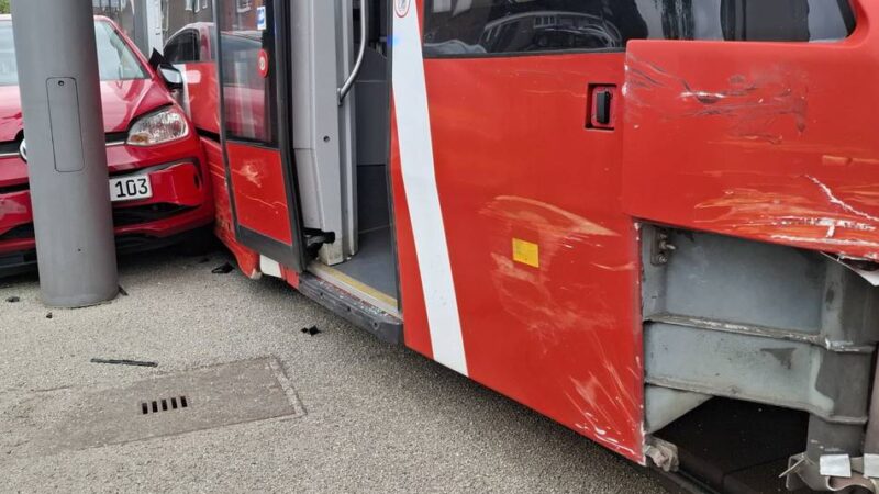 Verkehrsunfall in Linn: Hafenstraße nach Unfall zwischen PKW und Bahn gesperrt