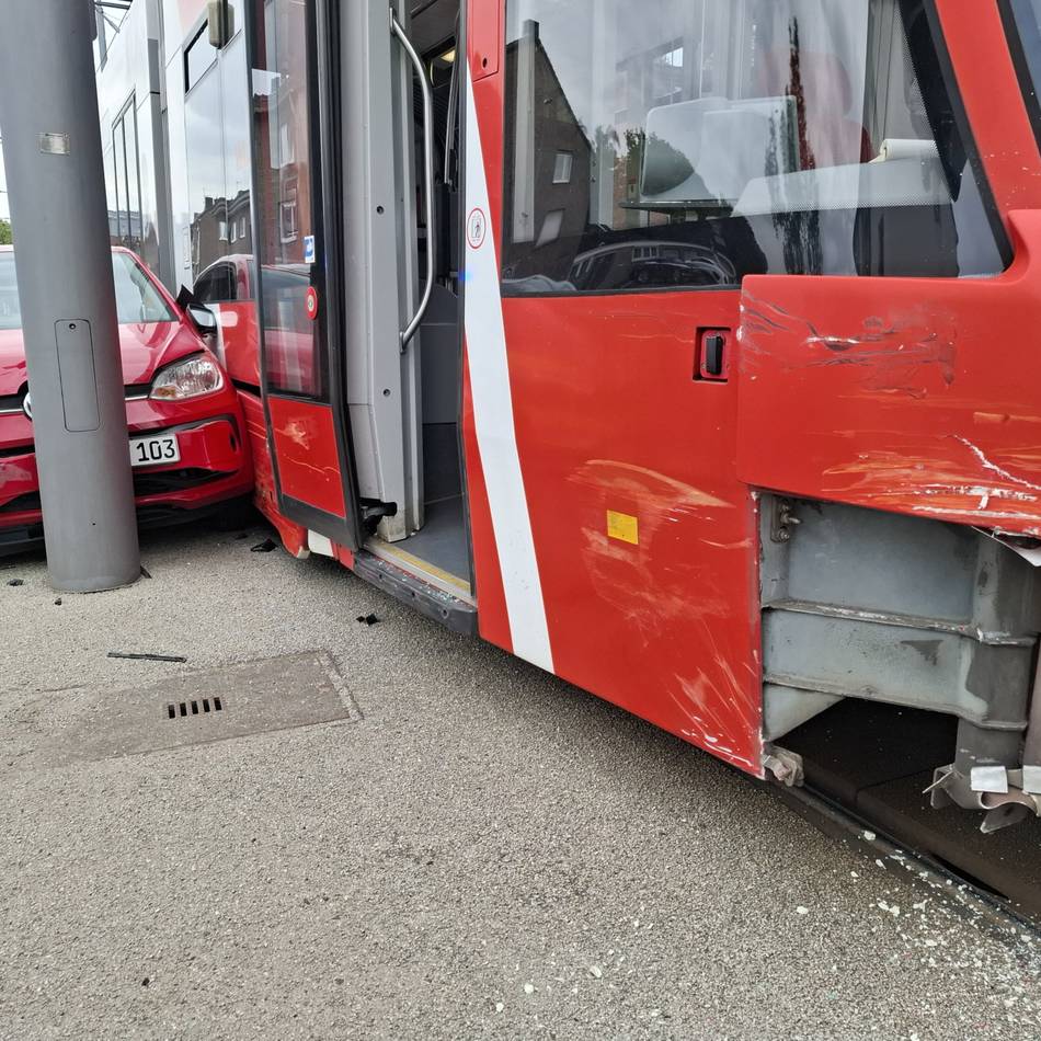 Verkehrsunfall in Linn: Hafenstraße nach Unfall zwischen PKW und Bahn gesperrt