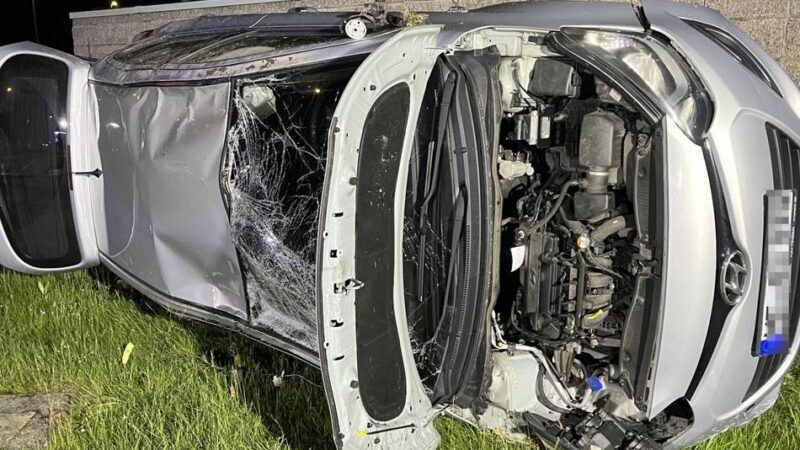 Unfall in Monheim: Auto überschlägt sich nach Überholmanöver – Fahrer unverletzt
