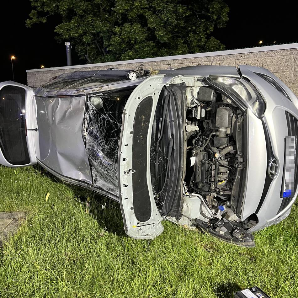 Unfall in Monheim: Auto überschlägt sich nach Überholmanöver – Fahrer unverletzt