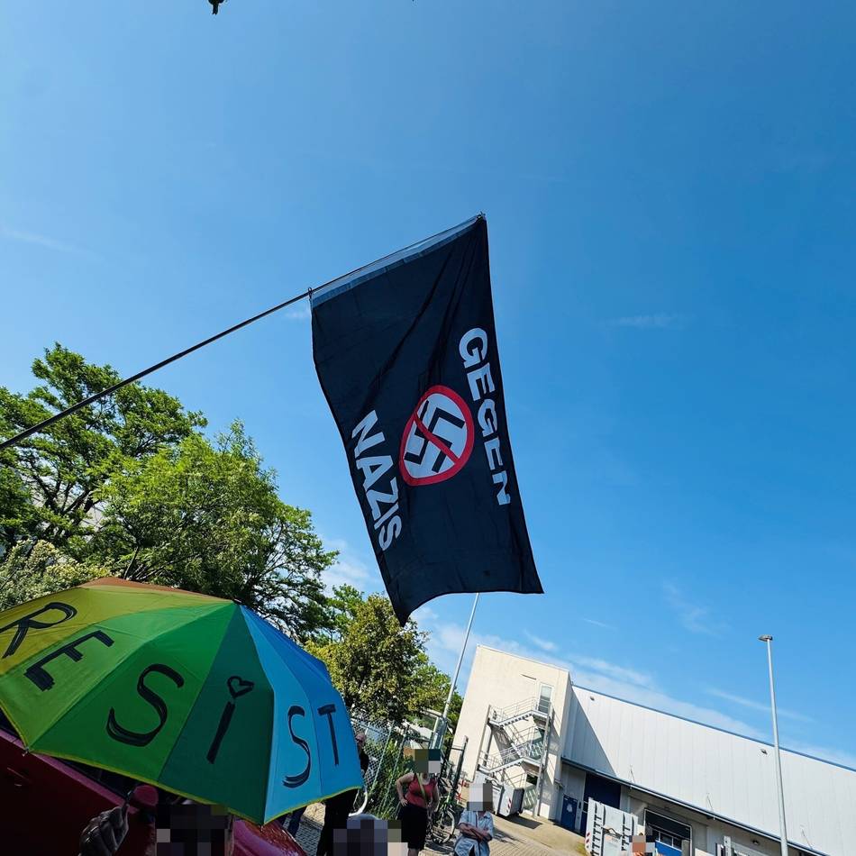 Protest gegen AfD-Treffen in Neuss: „Sind hier, um zu zeigen, dass wir so ein Gedankengut nicht unterstützen“