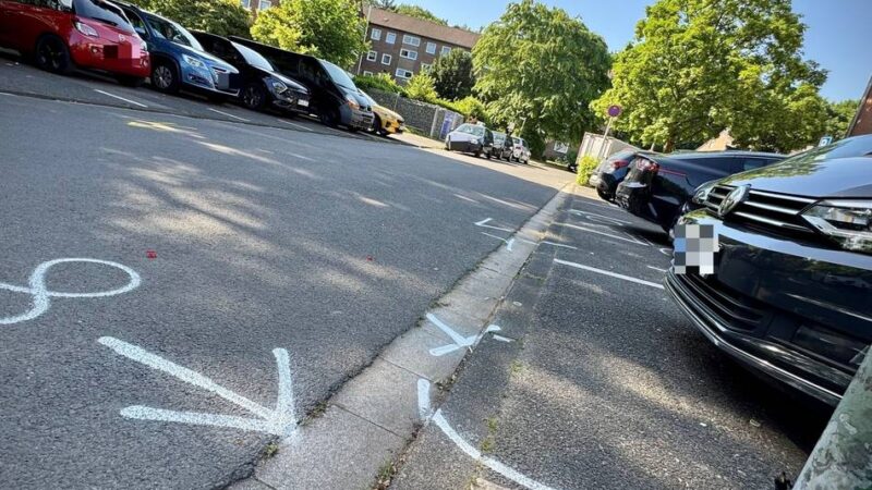 Lebensgefahr nicht ausgeschlossen: Passanten leisten Erste Hilfe bei schwerem Unfall in Neuss