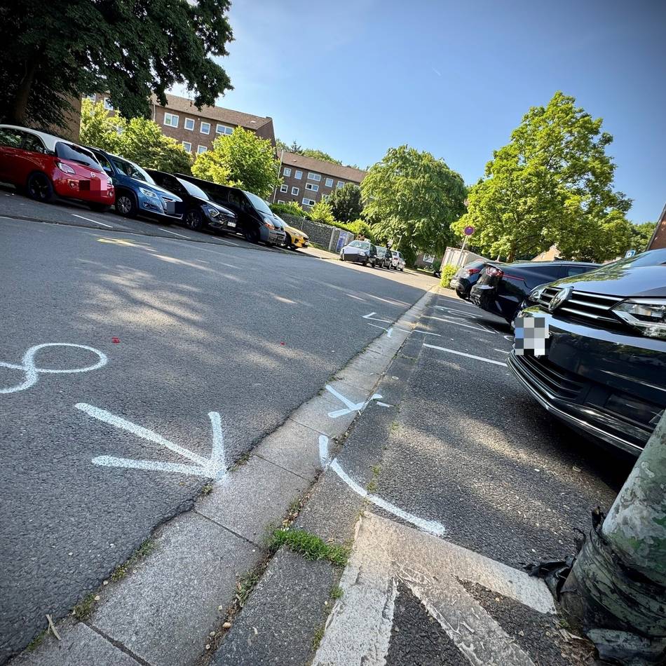 Lebensgefahr nicht ausgeschlossen: Passanten leisten Erste Hilfe bei schwerem Unfall in Neuss