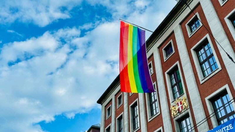Internationaler Tag gegen Transfeindlichkeit: Neuss hisst Regenbogenflagge am Rathaus