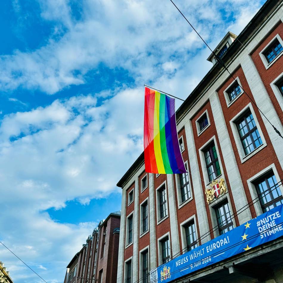 Internationaler Tag gegen Transfeindlichkeit: Neuss hisst Regenbogenflagge am Rathaus