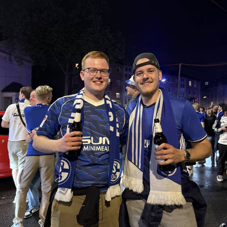 Die Aufstiegsnacht von Schalke: „Alle Fans haben in den letzten Jahren gelitten – wir haben das so verdient heute“