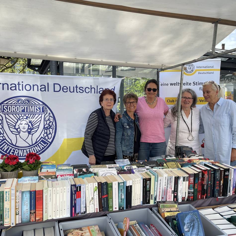 Engagement aus Heiligenhaus: Viele Bücher zu kleinen Preisen helfen Kindern