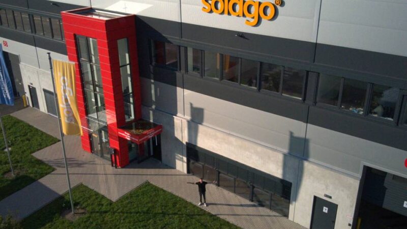 Online-Händler für Solarkomponenten: Solago wächst und wächst – und ist nun zu groß für Hilden