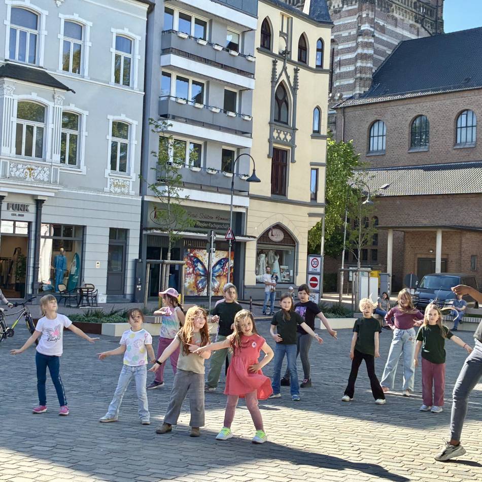 Welttag des Tanzes: Kinder tanzen auf dem Erkelenzer Marktplatz