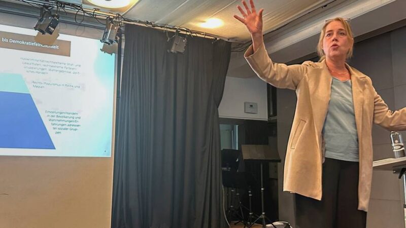 „Demokratieforum Langenfeld“: Mitte-Studie offenbart erschreckende Einstellungen