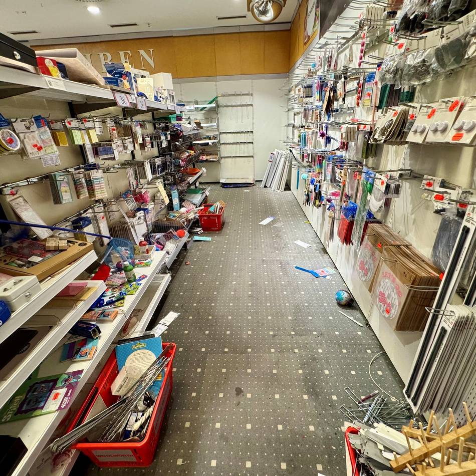 Rabattschlacht vor Woolworth-Schließung in Neuss: „Der Ansturm war groß – leider sind auch Waren kaputt gegangen“
