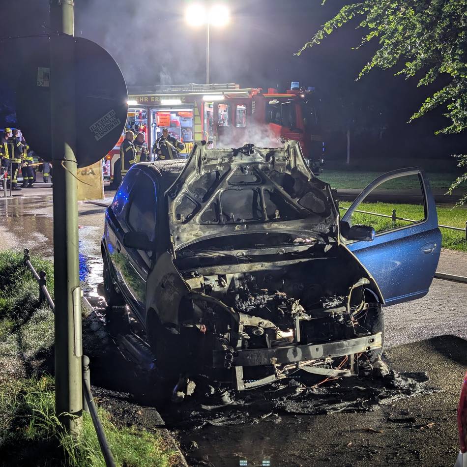 In Erkelenz und Schaufenberg: Erneut löscht Feuerwehr brennende Autos