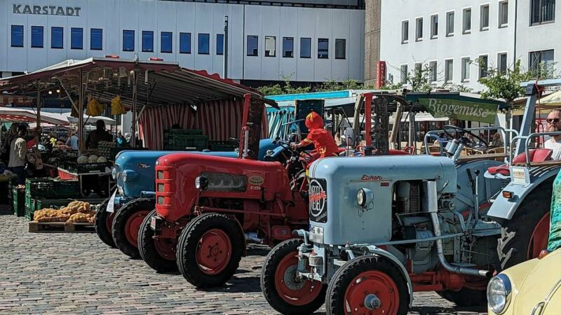 „Dönekes und dolle Dinger“ in Mönchengladbach: Rheydter Wochenmarkt wird wieder zur Oldtimer-Meile