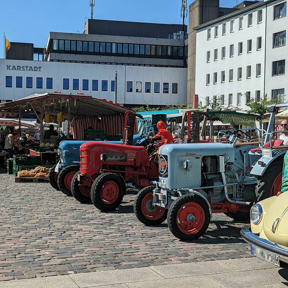 „Dönekes und dolle Dinger“ in Mönchengladbach: Rheydter Wochenmarkt wird wieder zur Oldtimer-Meile