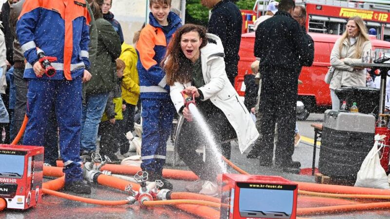 Tag der offenen Tür der Feuerwehr Wermelskirchen:  Sogar die Großen hatten Spaß beim „Löschen“