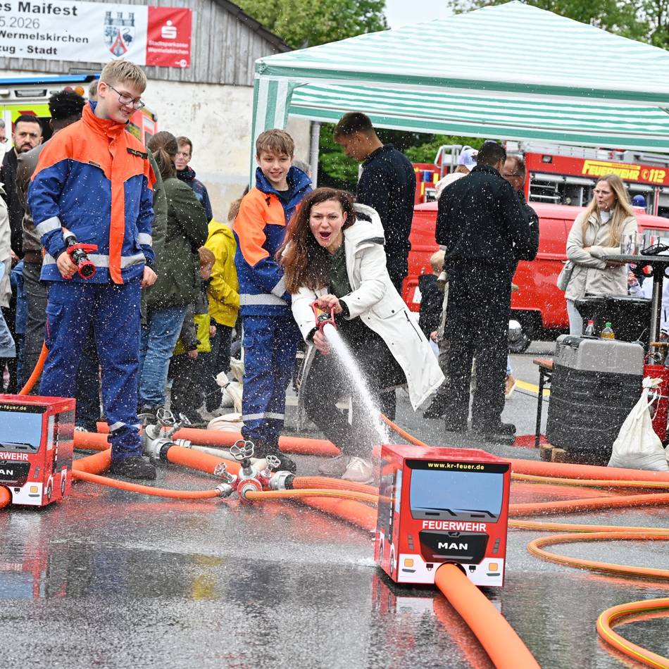 Tag der offenen Tür der Feuerwehr Wermelskirchen:  Sogar die Großen hatten Spaß beim „Löschen“