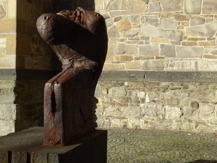 Erinnern an Zwangsarbeiter: Gedenken am Mahnmal auf dem Kirchplatz