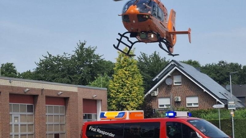 Nach Sturz von Autodach: Rettungshubschrauber landet bei Reeser Feuerwehr