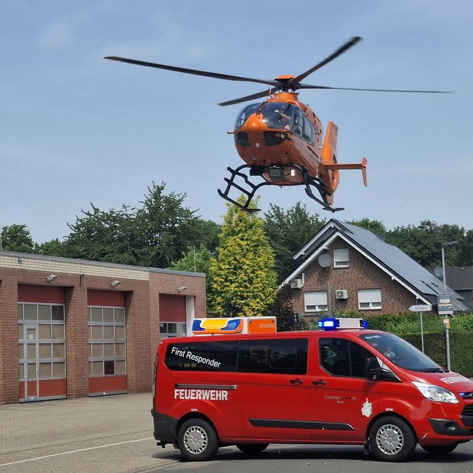 Nach Sturz von Autodach: Rettungshubschrauber landet bei Reeser Feuerwehr