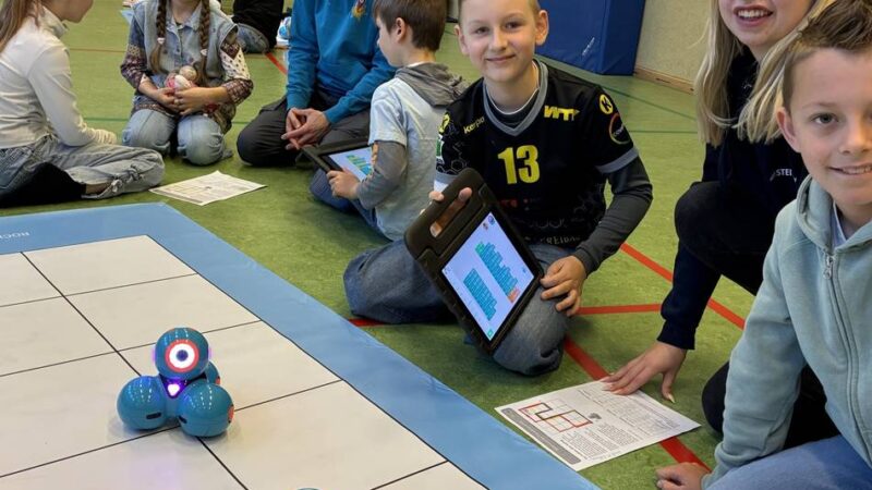Waldschule Wermelskirchen: Azubis bringen Grundschülern das Programmieren bei