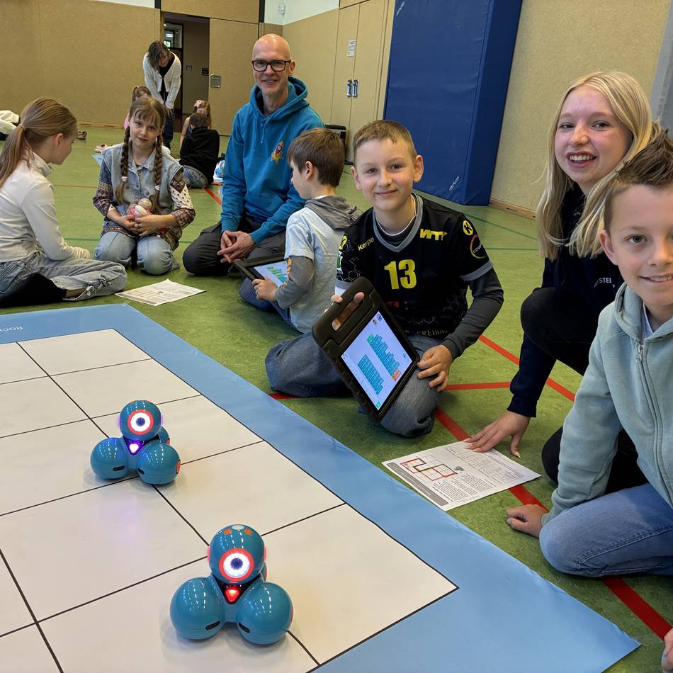 Waldschule Wermelskirchen: Azubis bringen Grundschülern das Programmieren bei