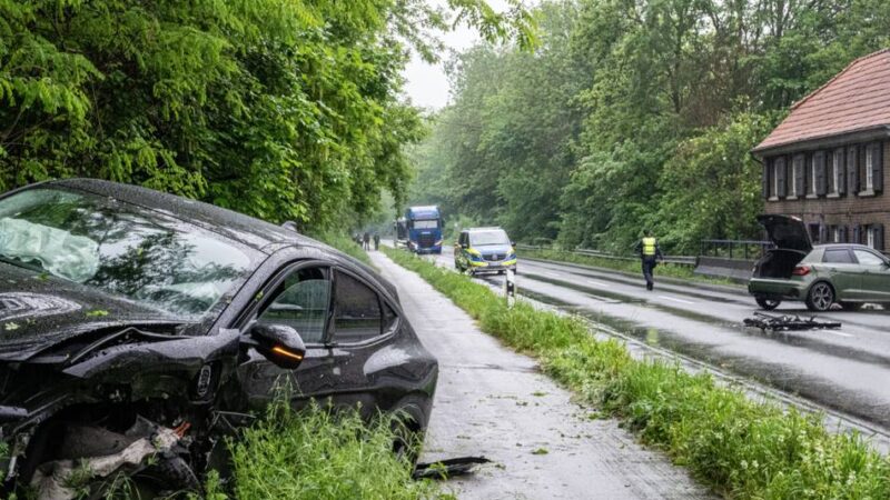 B57 bei Xanten: Auto gerät in Gegenverkehr – drei Verletzte in Birten