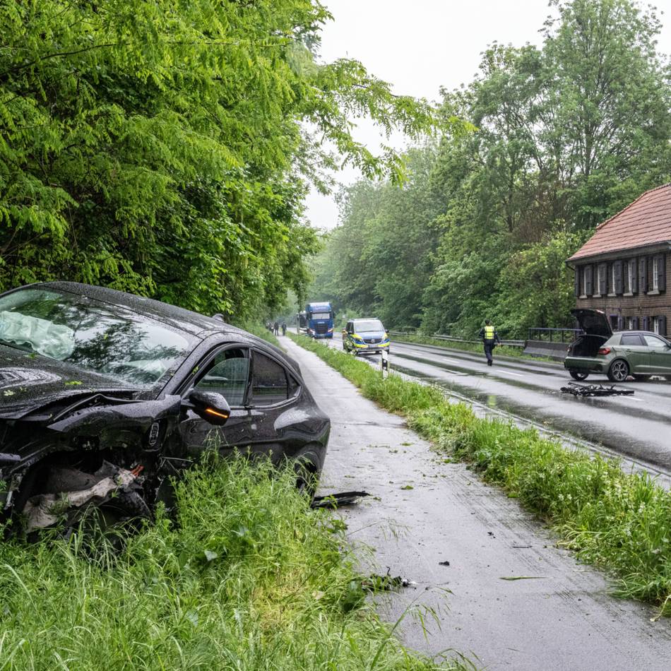 B57 bei Xanten: Auto gerät in Gegenverkehr – drei Verletzte in Birten