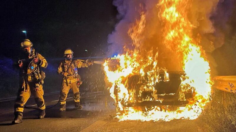 Willy-Brandt-Ring in Neuss: Feuerwehr löscht brennenden Pkw