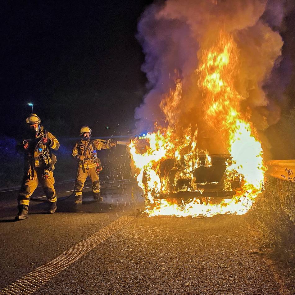 Willy-Brandt-Ring in Neuss: Feuerwehr löscht brennenden Pkw