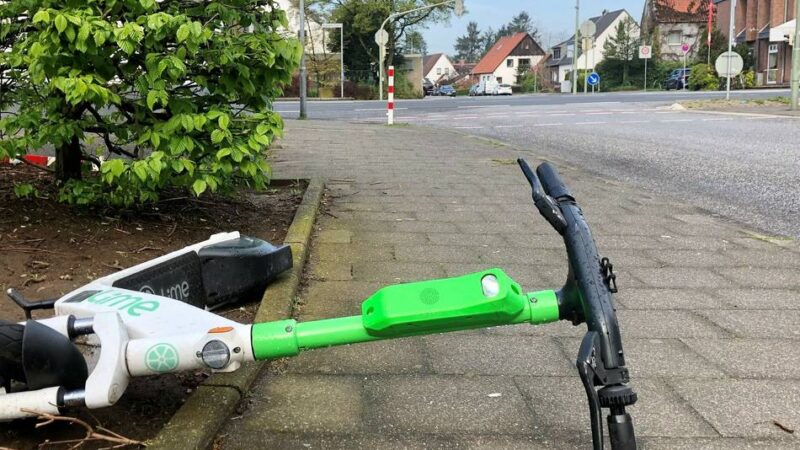 Unmut über E-Scooter in Neuss: „Ein Problem, mit dem wir als Stadt nicht alleine sind“