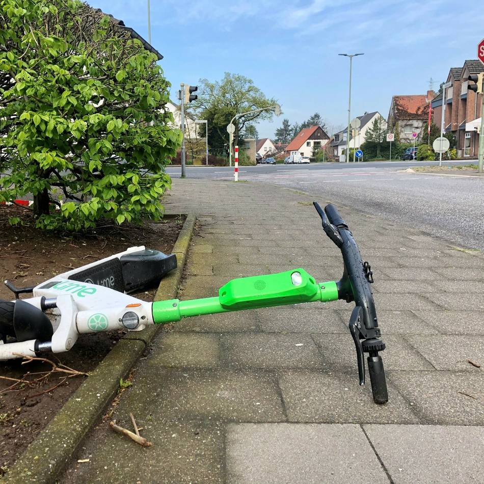Unmut über E-Scooter in Neuss: „Ein Problem, mit dem wir als Stadt nicht alleine sind“