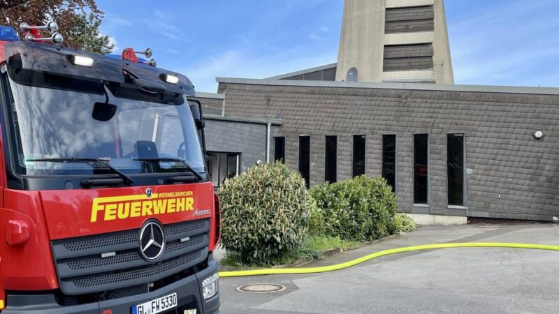 Nach Brand im Stephanus-Gemeindezentrum: Gemeinde feiert Gottesdienst unter freiem Himmel