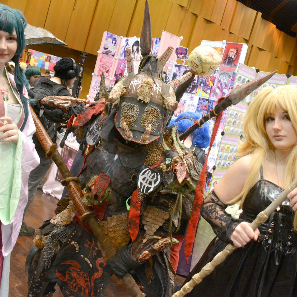 „Animany Convention“ in Neuss: Auge in Auge mit der Riesenkatze und ihrem Schwanzträger