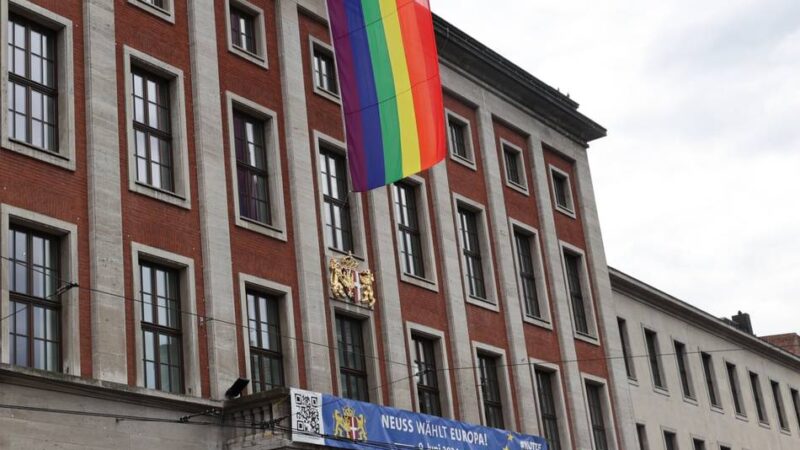Pünktlich zum Pride Month: Regenbogenfahne für das Rathaus