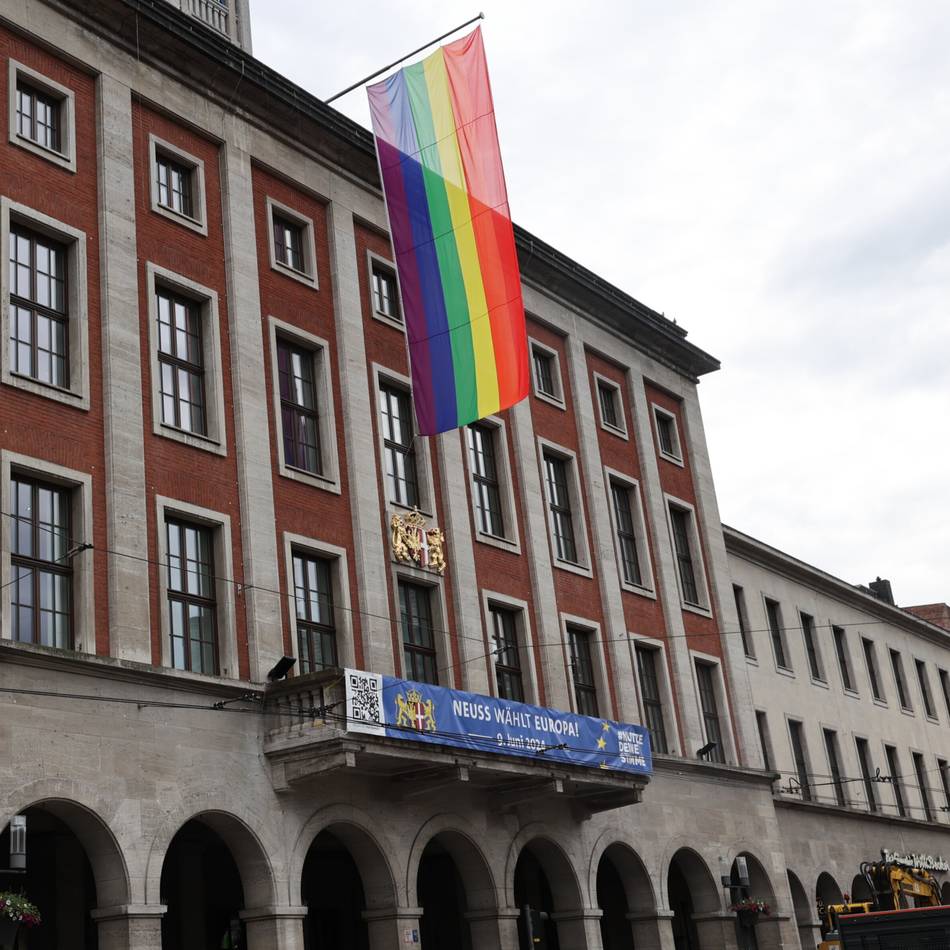 Pünktlich zum Pride Month: Regenbogenfahne für das Rathaus